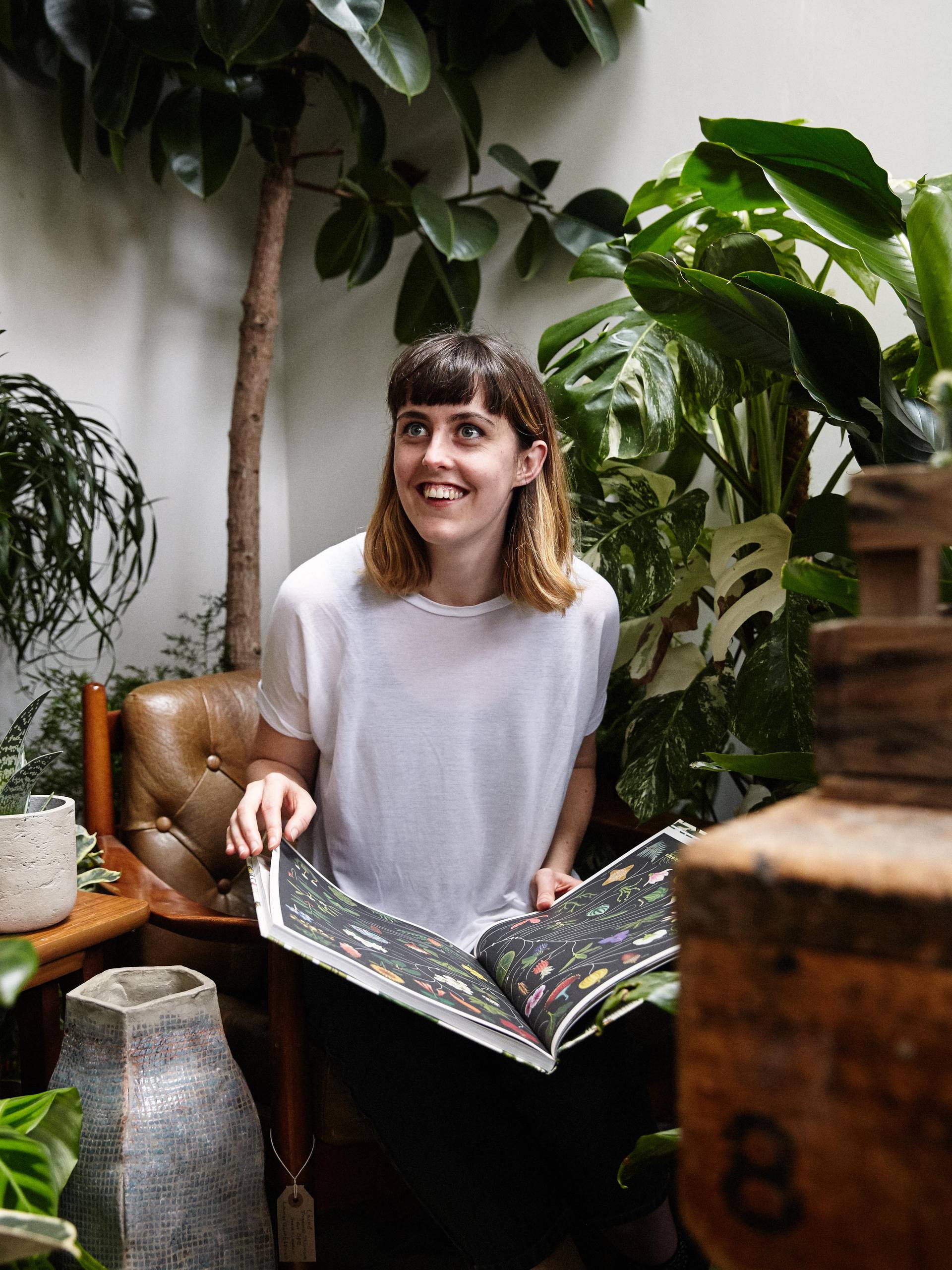 Katie Scott met haar boek Botanicum