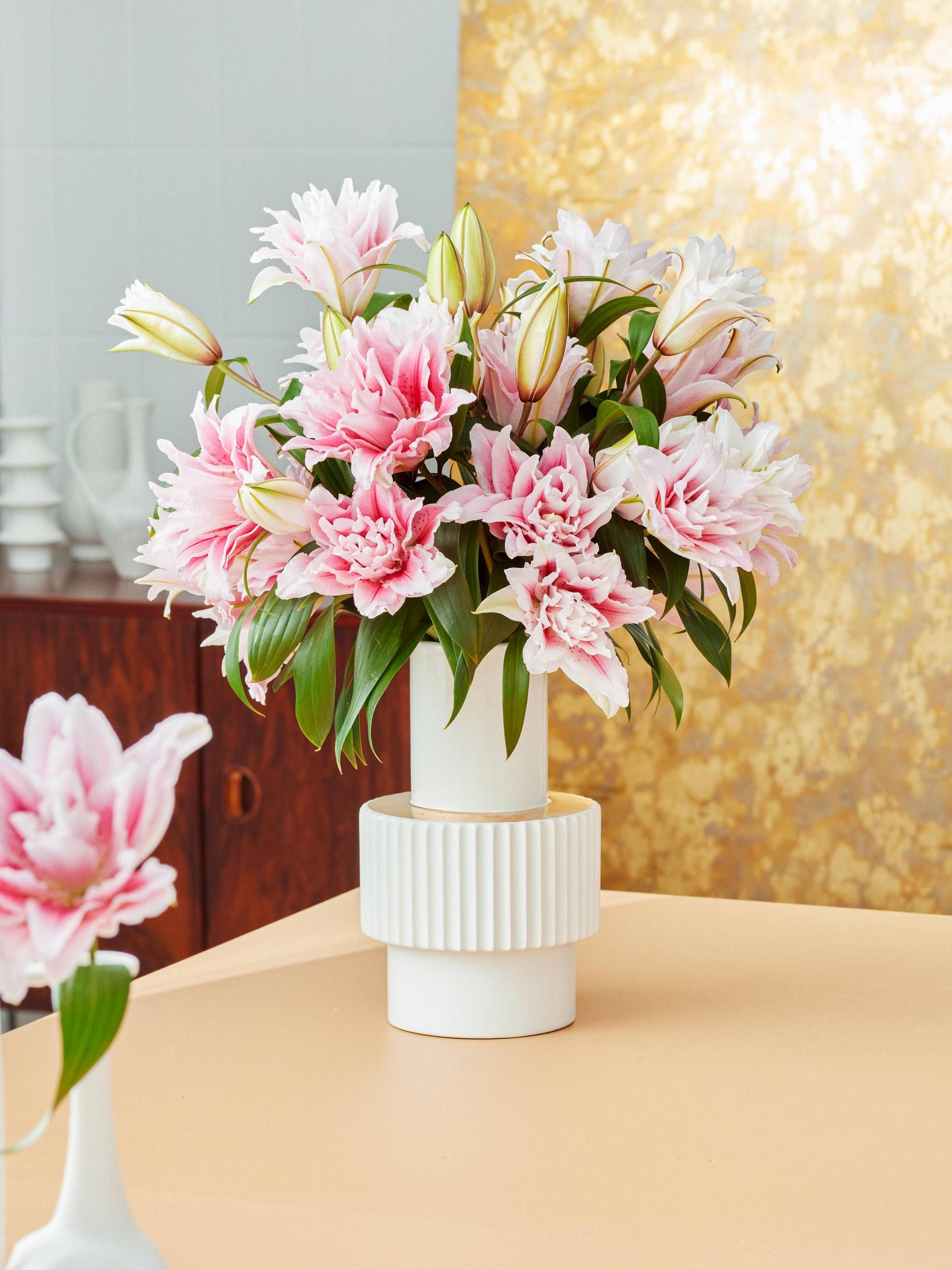 Rose lily lelie boeket op aanrecht