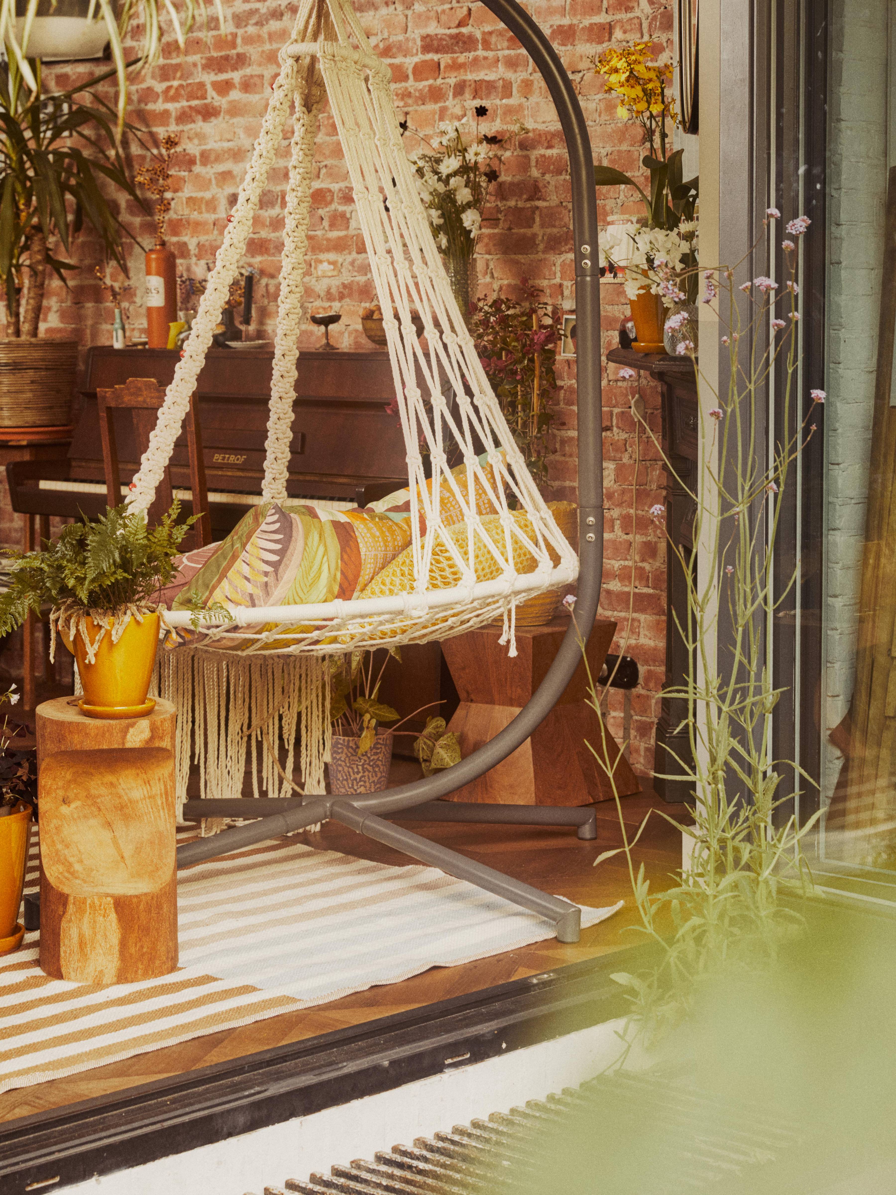 Hangmat in de binnentuin met planten Bright & Breezy midsummer