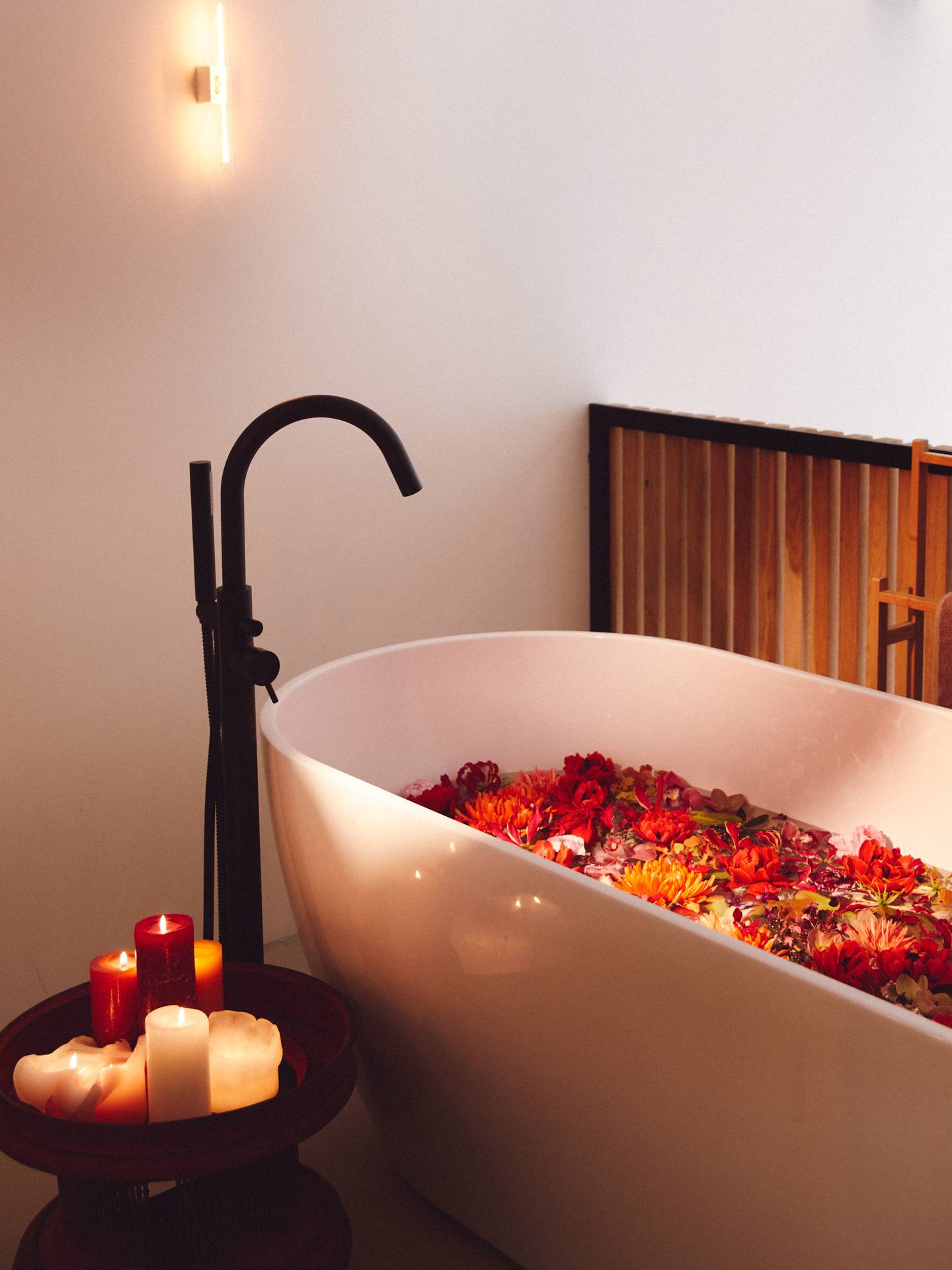 Bloemen in een wit bad