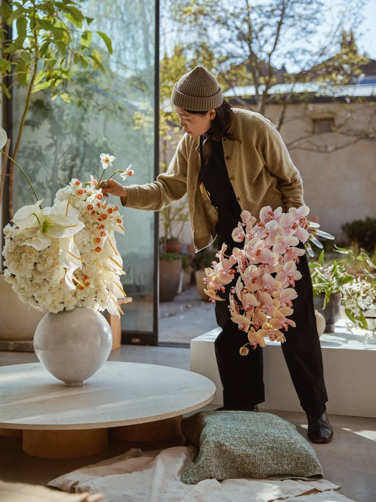 Floral artist Nari Yi aan het bloemschikken