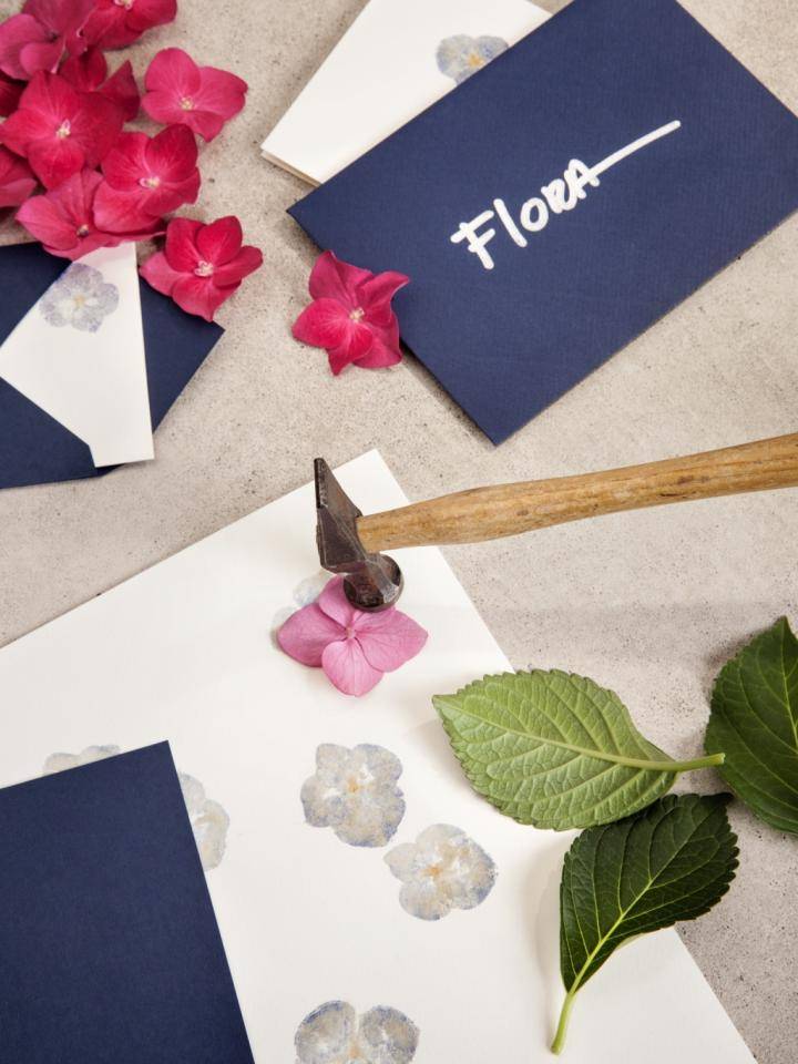 Bloemafdrukken met hamer