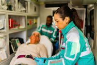 Ambulancemedewerker aan het werk in een ambulance.